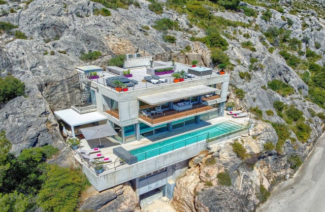 Luxury villa with heated pool, exclusive location