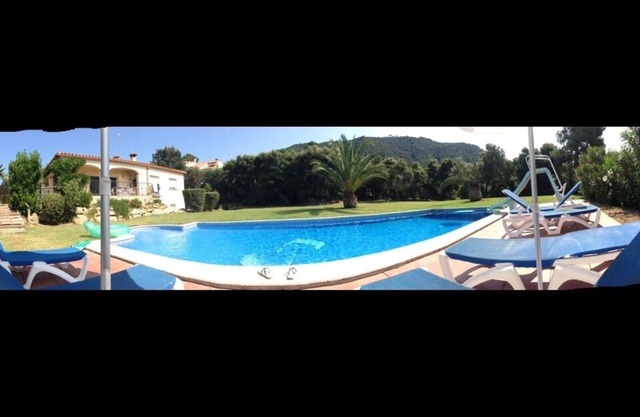 Villa de lujo con piscina y jardines y excelentes vistas cerca de Girona, Barcelona
