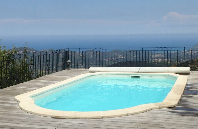 VILLA DE LUJO con una vista panorámica excepcional sobre el valle de Réginu y el mar