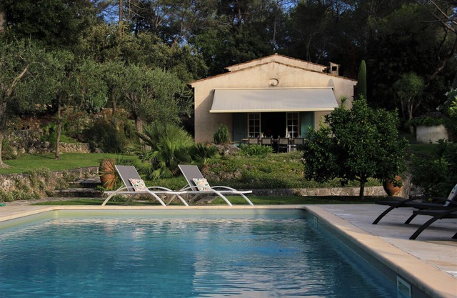 Luxury villa with heated pool and equipped poolhouse - 4 bedrooms, 10 beds