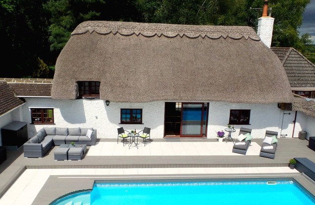 Villa de lujo para 22 personas con piscina, jacuzzi, gran jardín y pub privado!