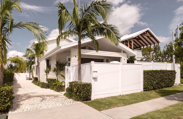 Luxury Villa in heart of Burleigh- Long term rental minimum 3 mths pet friendly