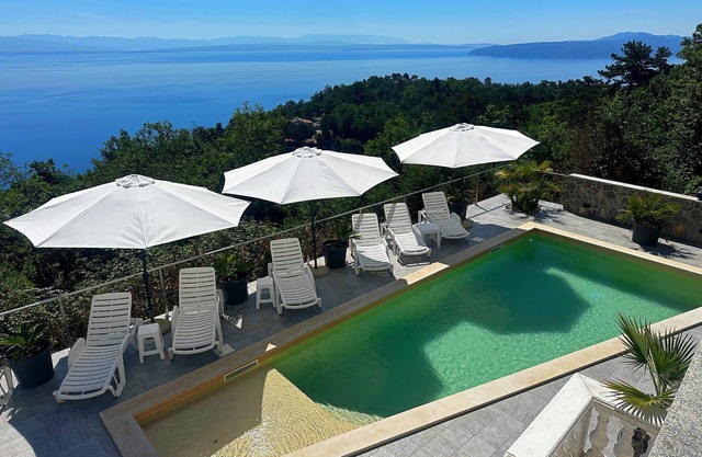 Luxury villa in breathtaking green place. Heated pool!