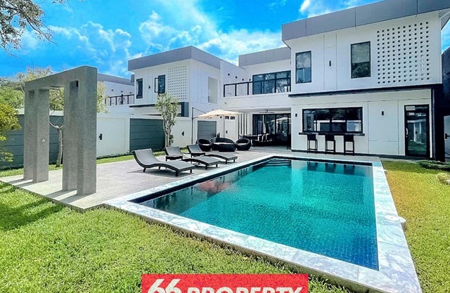 Luxury Villa in Green Community. 10 min from Old City/ Airport.