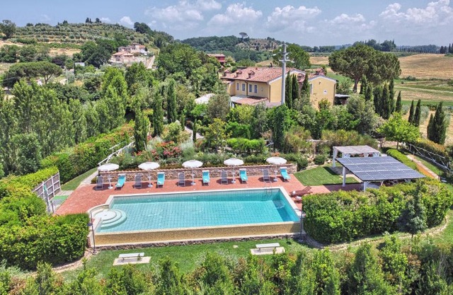 Luxury Villa in Tuscany with Pool near Pisa and Florence - Ten Bedrooms 20 pl