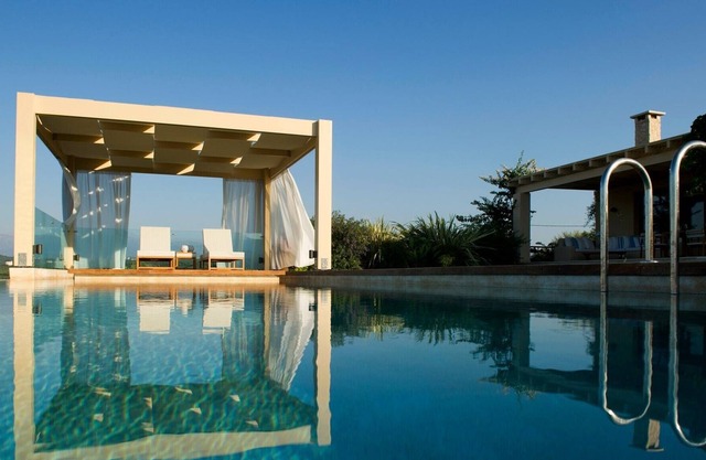 Luxury villa in NW Crete with heated pool