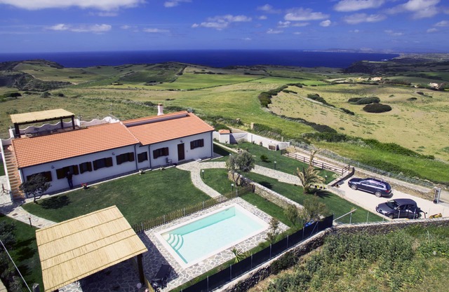 Villa de lujo en Cerdeña con piscina y espectacular vista al mar Stintino