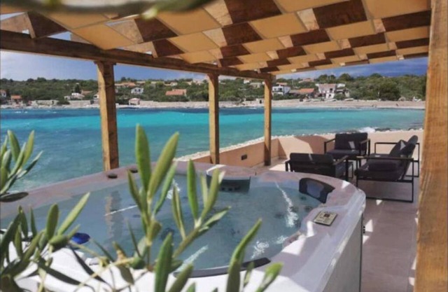 Villa de lujo en la bahía del paraíso, isla Mali Drvenik cerca de Trogir y Split