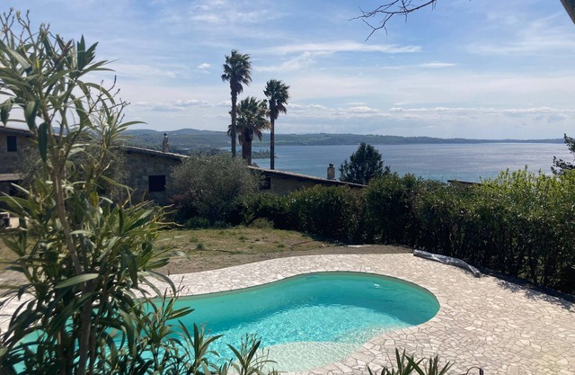 Alojamiento privado alquilado con fines turísticos - Villa de lujo con vistas al lago