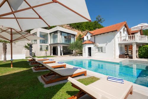 Luxury Villa Karmen with pool & spa zone