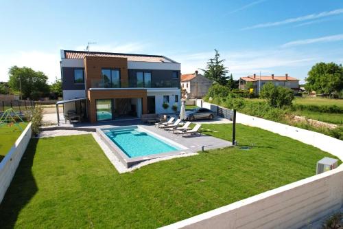 Luxury Villa Kiara with private heated pool and jacuzzi- 15min from sea