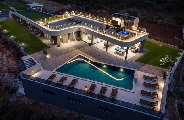 Luxury Villa Madre with 5 en-suite bedrooms, heated 72sqm Mineral pool, Whirlpool, outdoor Gym, Playground