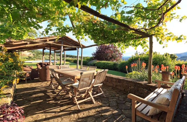 Villa de lujo cerca de Florencia con interiores de diseño y piscina con vistas.