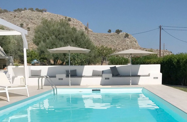 Lujosa y moderna Villa Nikos con piscina sin cloro, terraza y conexión Wi-Fi gratuita