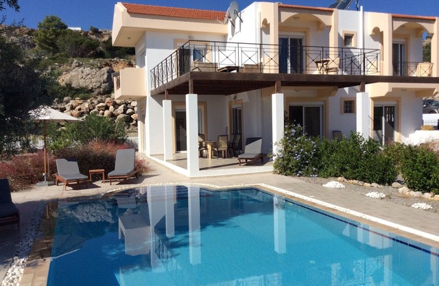 Villa de lujo con piscina privada climatizada con vistas a la playa de Tsampika