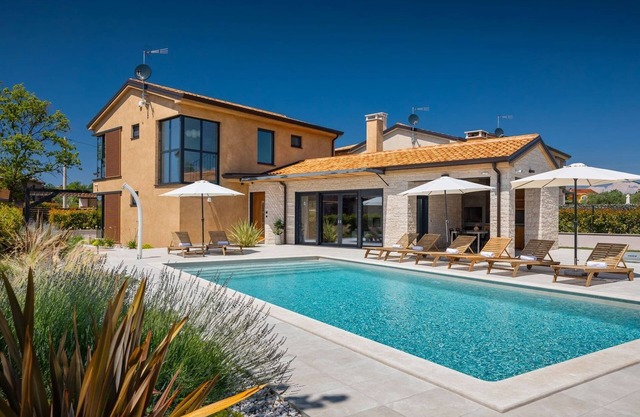 Luxury villa Pedena with pool and jacuzzi in Porec