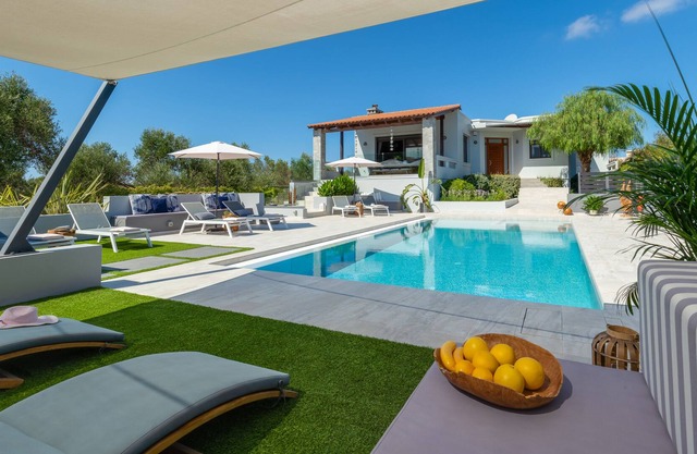 Luxury villa | private heated pool, games for kids
