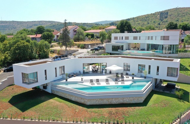 Luxury Villa Red & Blue with a pool