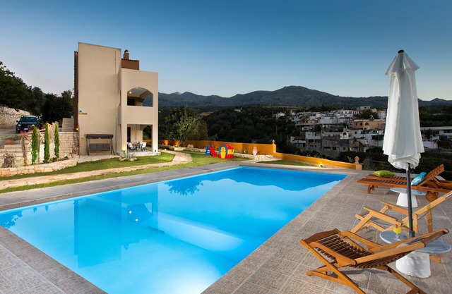 Villa de lujo con piscina enorme y vistas panorámicas.