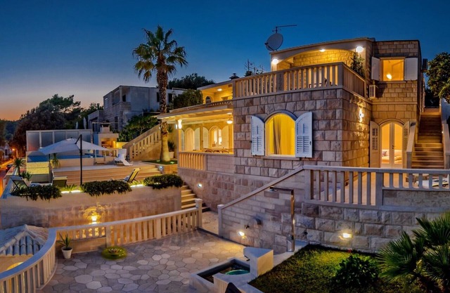 Villa Stone Castle Brač de lujo con piscina infinita privada climatizada y vistas al mar en Sumartin en la isla de Brač