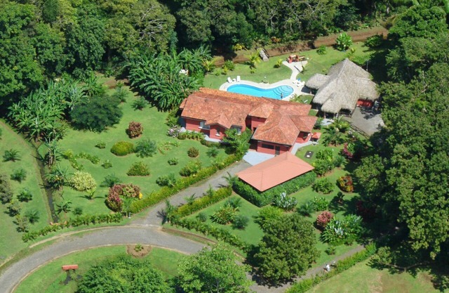 Luxury Villa w/ large Pavilion and tropical gardens close to beach