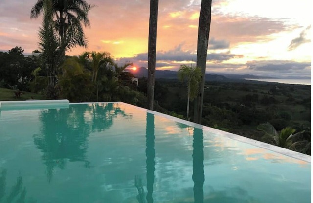 Villa de lujo con vistas panorámicas mar y campo