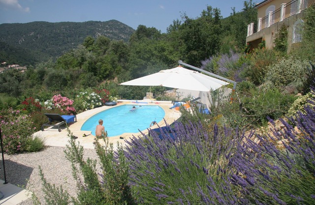 Villa de lujo con piscina climatizada y vista panorámica, a 10 minutos a pie de los viejos Nyons