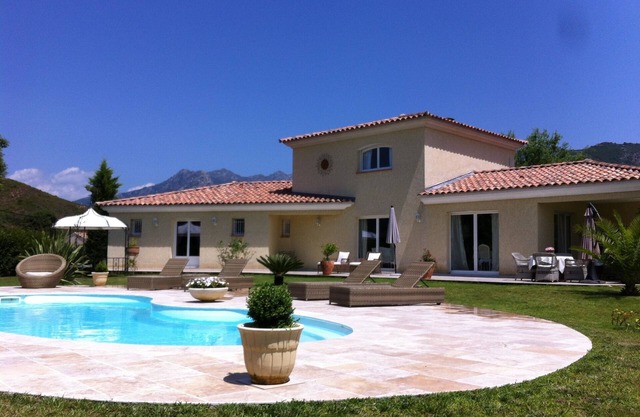 villa de lujo con piscina y spa en Ajaccio
