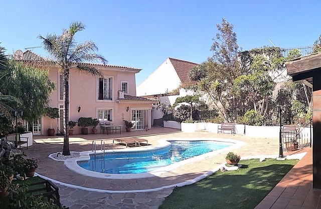Villa de lujo con piscina y gimnasio completo a 500m de playa y puerto deportivo