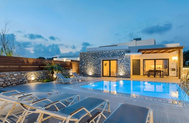 Luxury Villa with Private Swimming Pool, BBQ, playground, 5 Min. from Prasonisi!