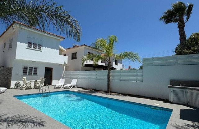 Villa de lujo con piscina privada y vistas al mar últimas ofertas disponibles disponibles
