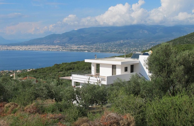Villa de lujo con piscina privada climatizada y vistas impresionantes al mar.