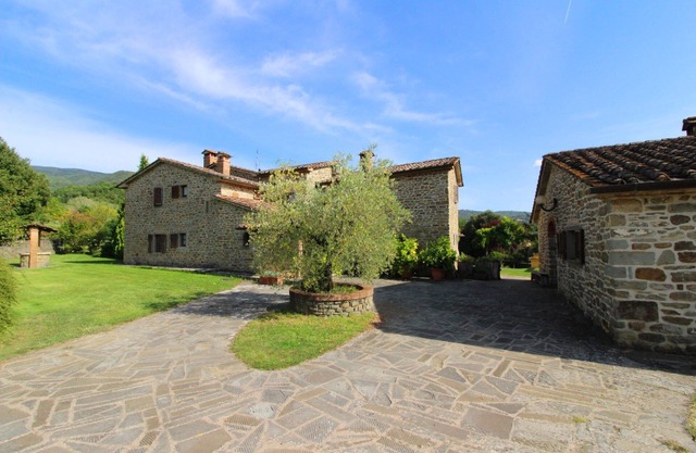 Villa de alto nivel con piscina privada y gran jardín. Zona de Arezzo.