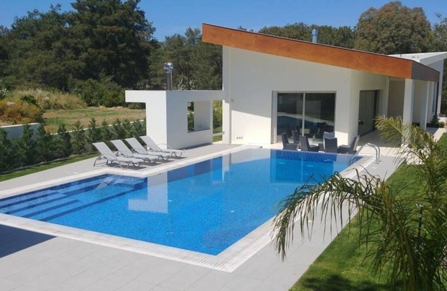 Villa de lujo con piscina en el bosque de Kornos