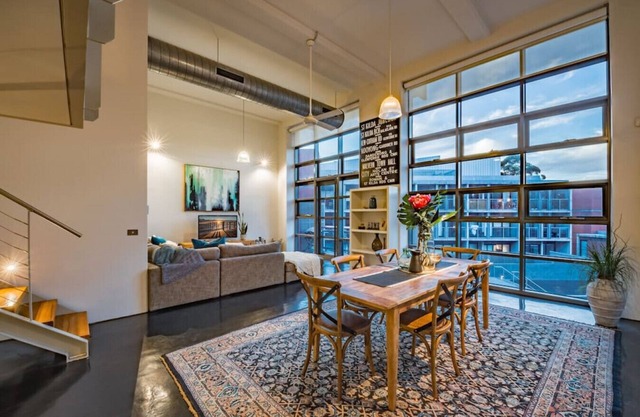 Luxury warehouse apartment close to CBD