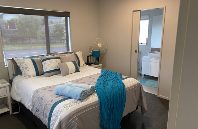 Warm and sunny one bedroom unit in handy location, sleeps two.
