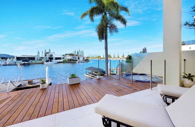 Luxury Waterfront 3 Bedroom Escape on Canal
