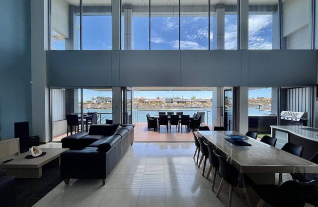 LUXURY WATERFRONT ACCOMMODATION - 12 people 5 ensuites