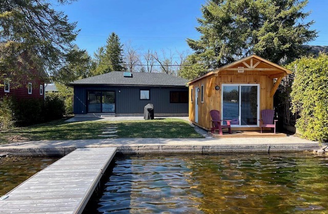 Luxury Waterfront Bungalow on Sturgeon Lake