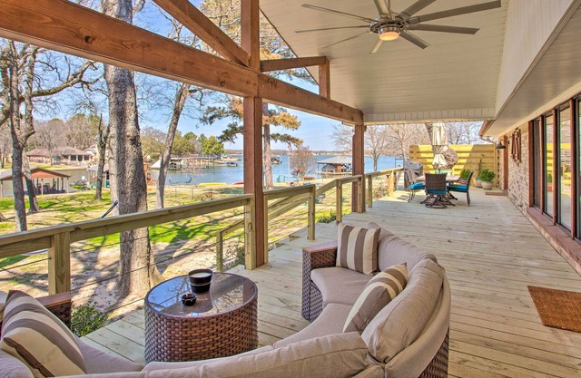 Luxury Waterfront Getaway on Cedar Creek Lake