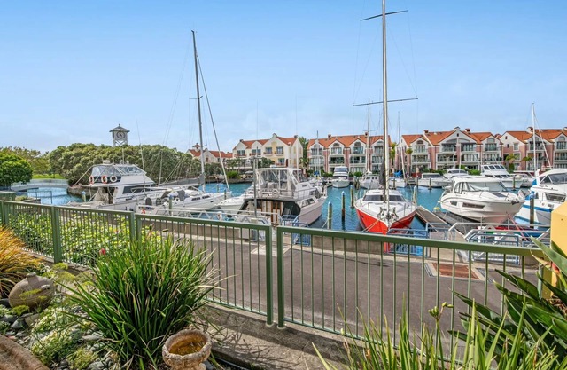 Luxury Waterfront Escape - Stunning Marina Views