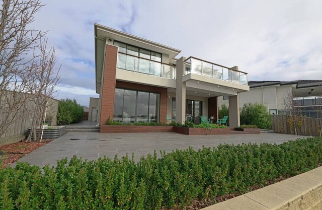 Luxury Waterfront Spacious House BBQ Lakes View