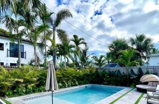 Luxury West Palm home w/Pool & 7 beds