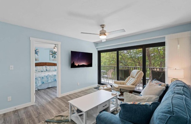 Luxury With Private Lanai Views and Close to the Pool