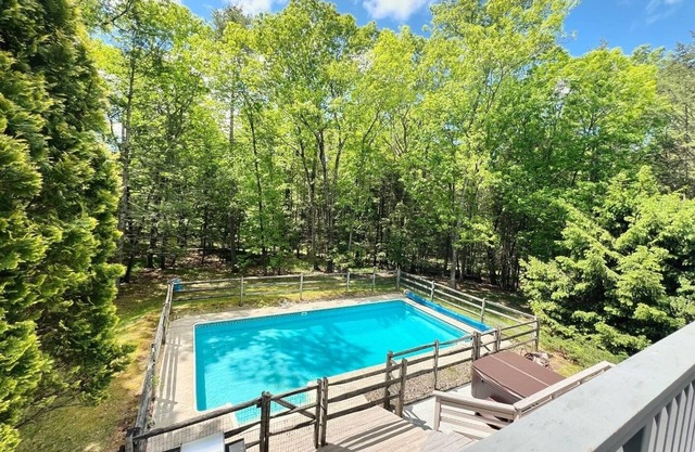 Luxury Woodstock Retreat: Hot tub & heated pool! Family & Group friendly