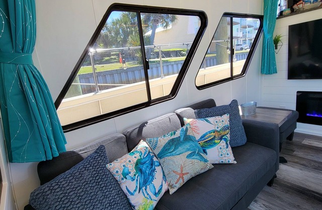 Luxury Yacht! Incredible Views! Close to Downtown!