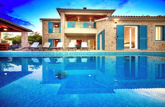 Luxus: Villa Lion mit Fantastischem Meerblick, Infinity Pool & Aussenküche