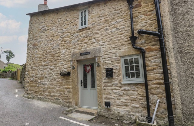 LYDGATE COTTAGE, pet friendly, character holiday cottage in Eyam