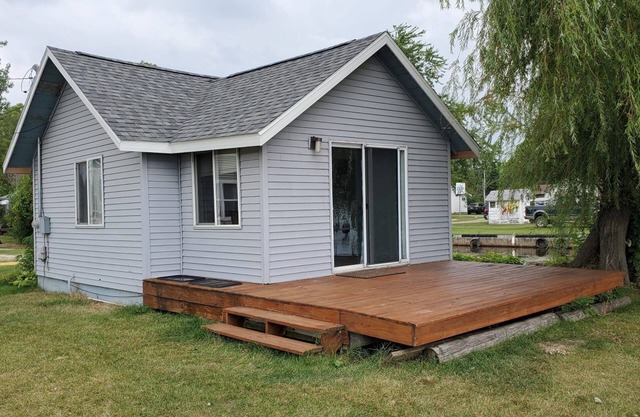 Lyman's Cozy Lakefront Cottage
