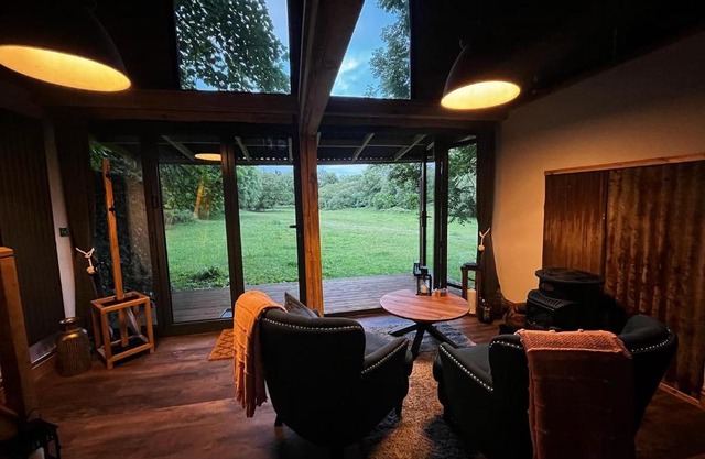 Lynbrook Haybarn, Hot tub and outdoor kitchen, New Forest